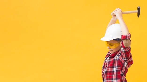 ハンマーを持ってかわいい建設少年