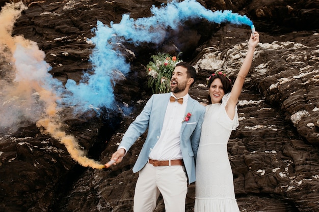 Foto gratuita coppia carina che celebra il proprio matrimonio sulla spiaggia