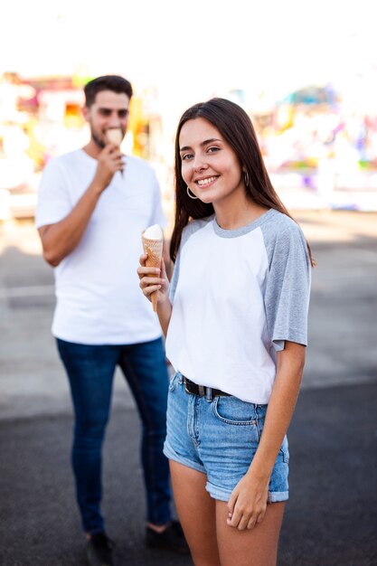 かわいいカップルがアイスクリームを食べる