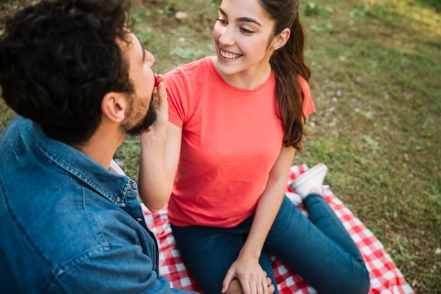 Free photo cute couple having a picnic