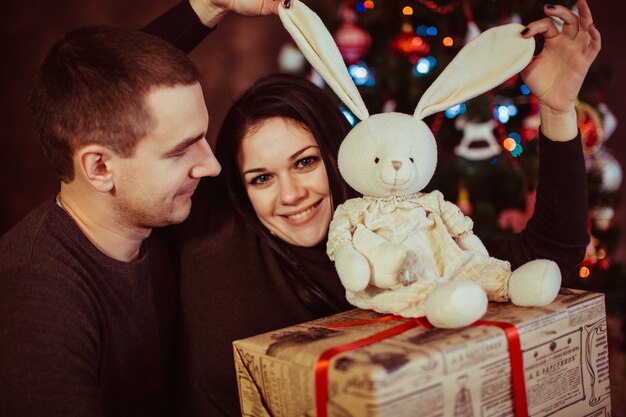 かわいいカップル、クリスマスの装飾と贈り物