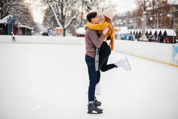 얼음 경기장에서 귀여운 커플