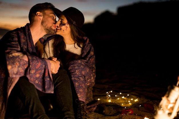 無料写真 海岸にキスをする毛布のかわいいカップル