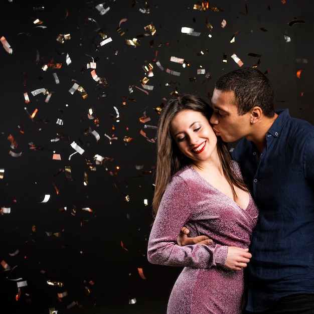 Милая пара целуется в канун Нового года