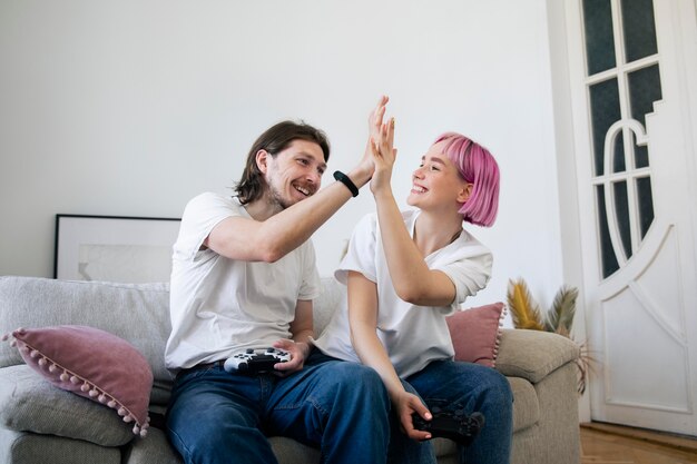 家でビデオゲームをしているかわいいカップル