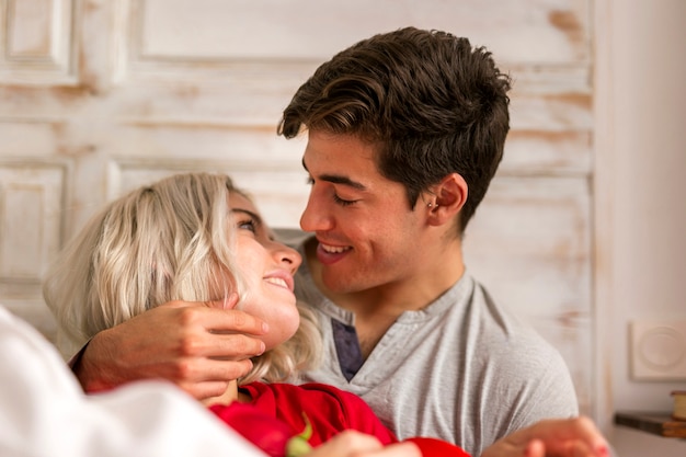 Foto gratuita coppia carina sorridente a vicenda