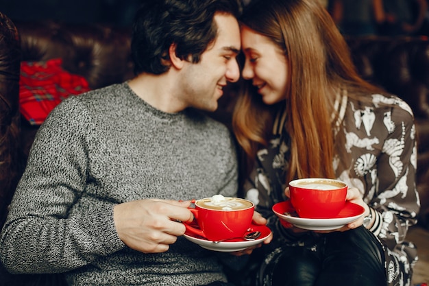 Foto gratuita coppia carina trascorrere del tempo in un caffè