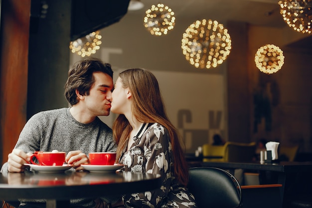 Милая пара проводит время в кафе