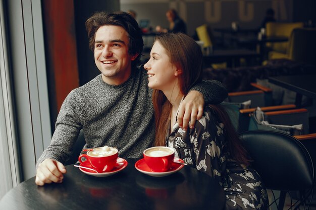 かわいいカップルは、カフェで過ごす