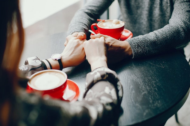 かわいいカップルは、カフェで過ごす