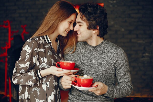 かわいいカップルは、カフェで過ごす