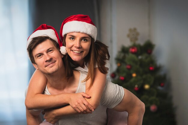 산타 모자를 쓰고 귀여운 커플