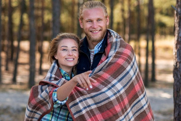 무료 사진 담요에 싸여 귀여운 커플