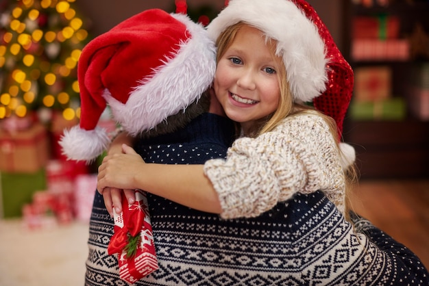 Foto gratuita figlia carina tra le braccia di suo padre