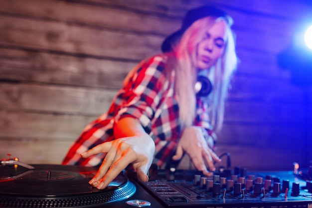 Foto gratuita donna sveglia del dj divertendosi giocando la musica alla festa del club