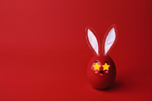 Free photo cute easter egg with red background