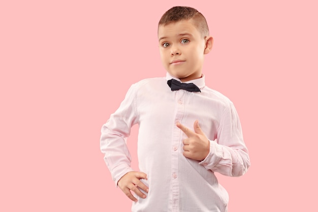 Ragazzo teenager elegante sveglio su fondo rosa