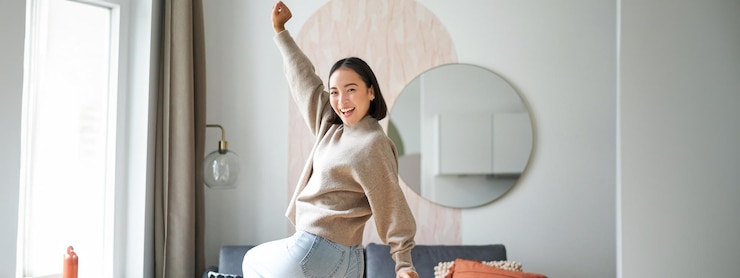 免費 Photo 美麗的興奮的亞洲女人跳舞 舉起雙手在勝利慶祝和唱歌站在