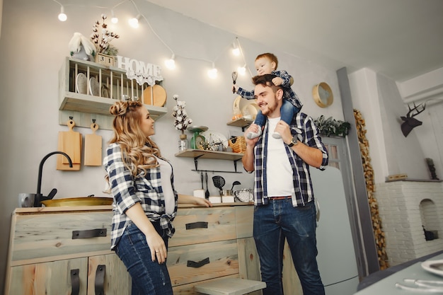 La famiglia carina si diverte in cucina