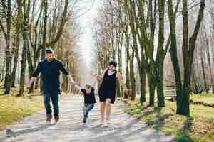 Foto gratuita famiglia carina in un parco