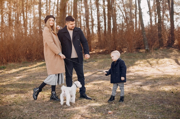 Foto gratuita famiglia sveglia che gioca in un parco