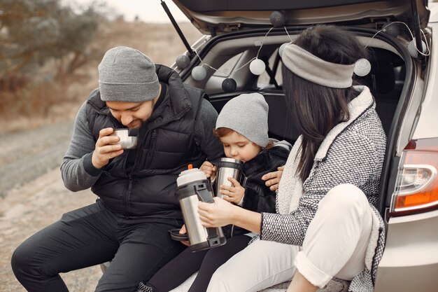 Famiglia sveglia che gioca in una foresta di primavera