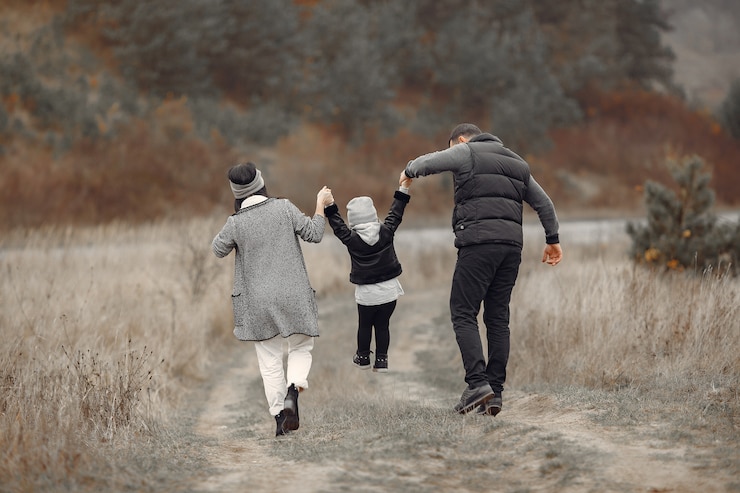 무료 Photo 봄의 숲에서 놀고 있는 귀여운 가족