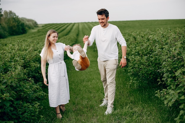 Famiglia sveglia che gioca in un campo estivo