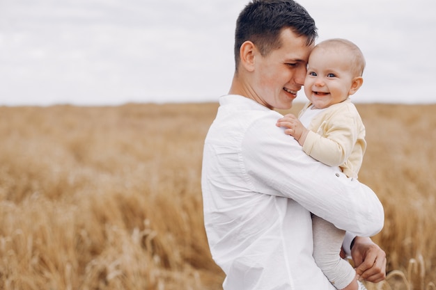 Famiglia sveglia che gioca in un campo estivo