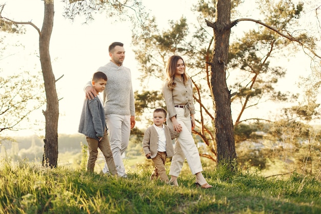 Famiglia sveglia che gioca in un campo estivo