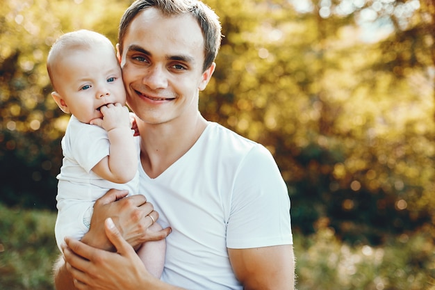 Famiglia sveglia che gioca in un parco estivo