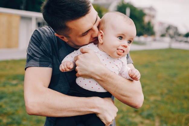 Foto gratuita famiglia sveglia che gioca in un parco estivo