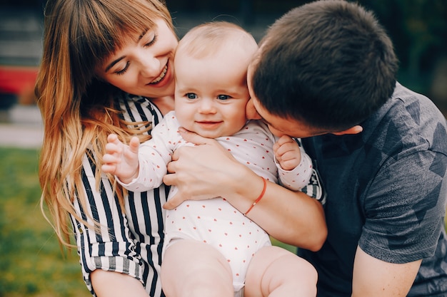 Foto gratuita famiglia sveglia che gioca in un parco estivo