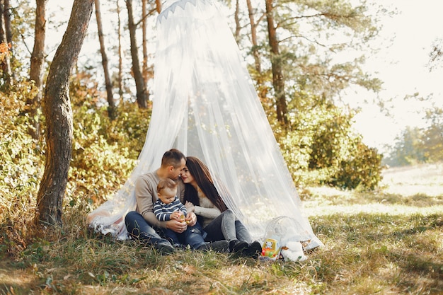 Foto gratuita famiglia sveglia che gioca in un parco estivo