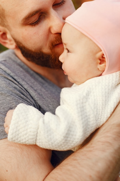 Famiglia sveglia che gioca in un parco estivo