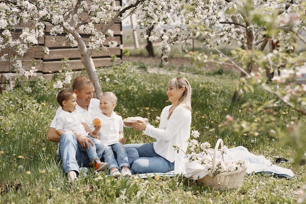 Famiglia sveglia che gioca in un cortile estivo