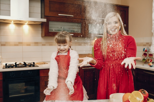 Free photo cute family prepare the breakfest in a kitchen