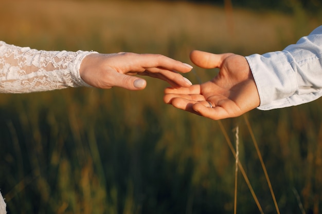 Foto gratuita famiglia carina trascorrere del tempo in un campo estivo