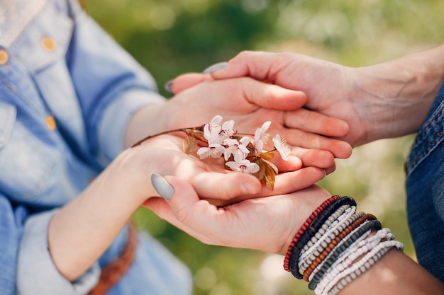 Famiglia carino in un parco di primavera