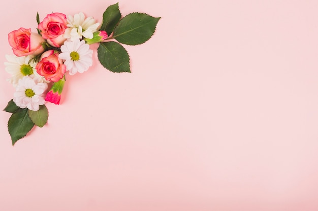 Симпатичная цветочная композиция на розовом
