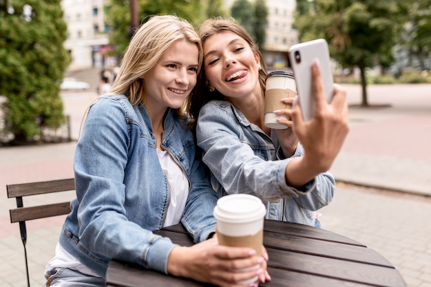 Simpatici amici che prendono un selfie fuori