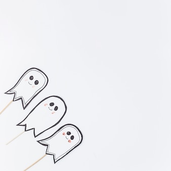 Симпатичные призраки на палочках, приготовленные для хэллоуина