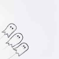 Free photo cute ghosts on sticks prepared for halloween