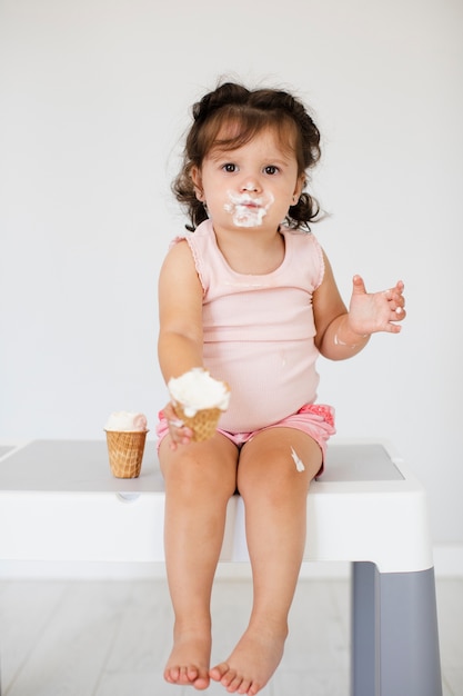 무료 사진 아이스크림을 먹는 귀여운 여자