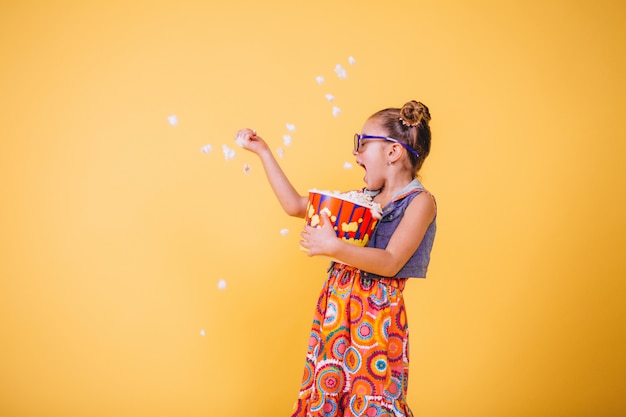 Free photo cute girl eating popcorn