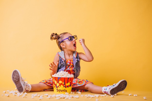 Ragazza carina mangiando popcorn