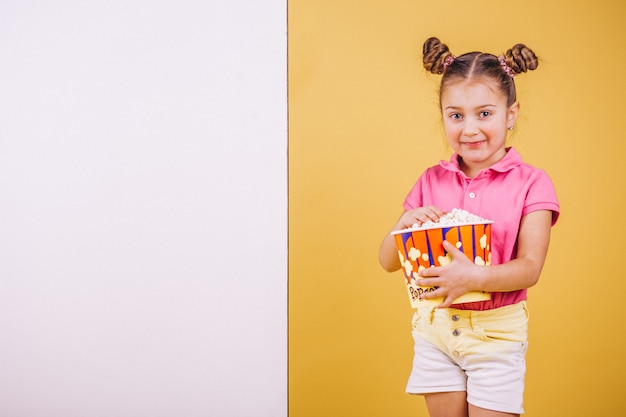 Ragazza carina mangiando popcorn