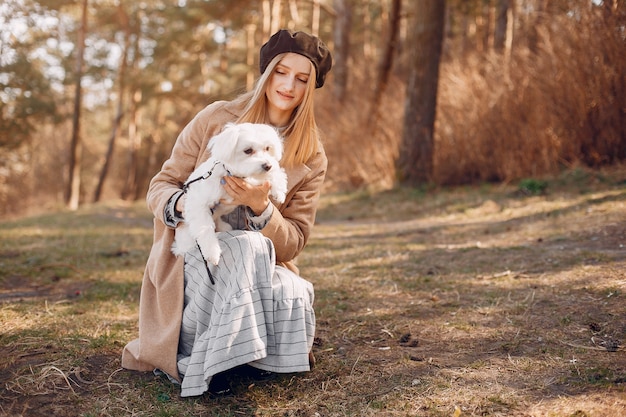 La ragazza sveglia ha un resto in un parco