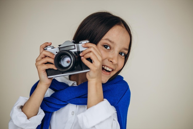 Free photo cute girl holding camera and smiling