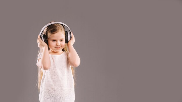 音楽を聴くかわいい女の子